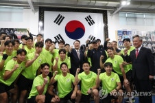 웨이트 트레이닝센터 방문한 윤석열 대통령