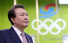 웨이트 트레이닝센터 둘러보는 윤석열 대통령