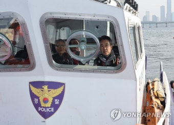 한강 순찰정 탑승한 윤희근 경찰청장