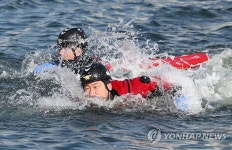 강물 헤치며 구조 훈련