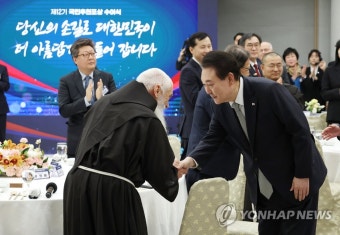국민추천 포상 수여식 참석자와 인사하는 윤석열 대통령