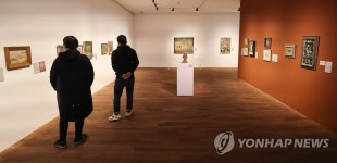 가나아트 40주년 기념전 관람하는 시민들