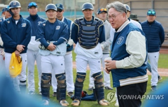 NC 선수단 격려하는 김경문 전 감독