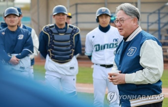 NC 선수단 격려하는 김경문 전 감독