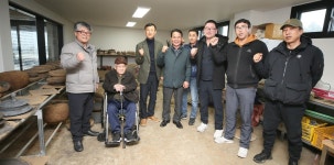 [다시! 제주문화] (53)세대 이어 전승 솥 굽는 마을 덕수리 불미공예