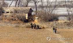 작업중인 북한 군인들