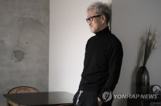 포즈 취하는 봄여름가을겨울의 김종진