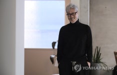 포즈 취하는 봄여름가을겨울의 김종진