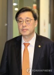 회의장 들어서는 박윤규 차관