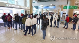 늘어가는 입국객들, 환전소 앞은 문전성시
