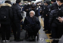 선전전 참석한 박경석 전장연 대표