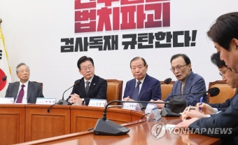 이해찬 상임고문 발언 경청하는 이재명 대표