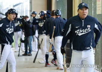 타격 훈련 준비하는 김현수