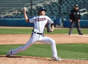 WBC 대표팀 타자 상대하는 정철원