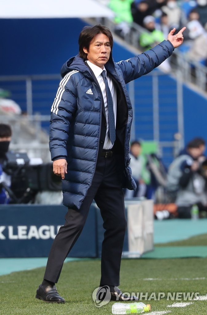 홍명보 감독, 한국 축구대표팀에 격려와 지도로 힘 실어