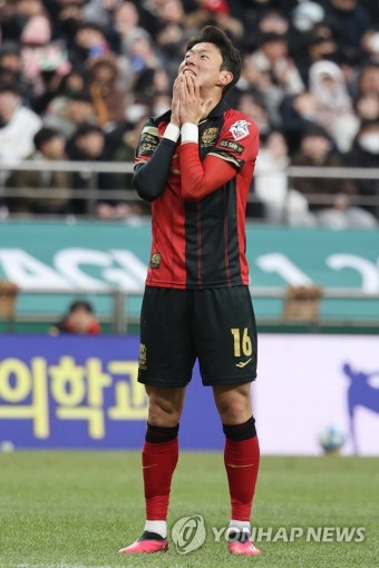 황의조, 득점 없이 마무리한 데뷔전