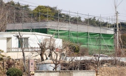 책사랑 문 전 대통령이 그리는 평산마을 책방 단장 중