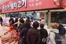붐비는 대형마트 정육코너 앞