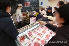 고객 몰린 대형마트 정육코너