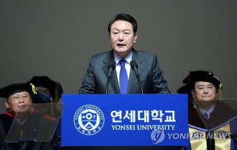연세대 학위수여식에서 깜짝 축사하는 윤석열 대통령