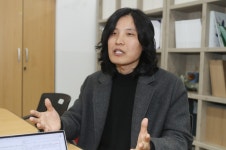 [대학人] ⑦ 다양한 실험으로 인문학 확장 주도하는 김정배 교수