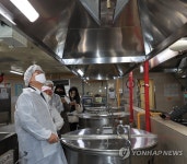학교 급식 조리실 살펴보는 이재명 대표