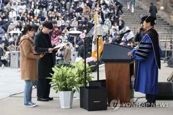 선서하는 신입생 대표
