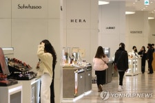 화장품 매장 찾은 고객들