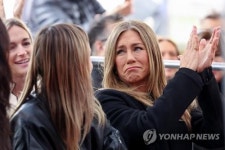 프렌즈 모니카, 美 명예의거리 입성…레이철·피비와 찰칵