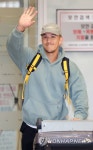 토미 현수 에드먼 손 흔들며 입국