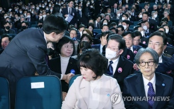 인사하는 민주당 이재명 대표와 시대전환 조정훈 대표