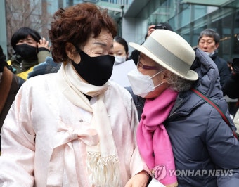 반갑게 인사하는 이용수 할머니와 김혜원 활동가