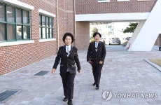 교정에 들어서는 늦깎이 신입생