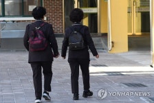 교정에 들어서는 늦깎이 신입생