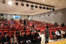 서울맹학교 신입생 격려하는 김건희 여사