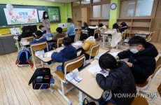 늘봄학교 시범운영…틈새돌봄 받는 학생들
