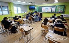 늘봄학교 시범운영…틈새돌봄 받는 학생들