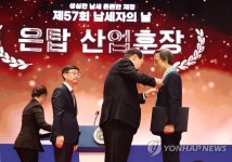 은탑산업훈장 수상하는 황창연 (주)국보디자인 대표