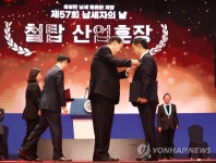 철탑산업훈장 수상하는 이영호 조일알미늄(주) 대표이사