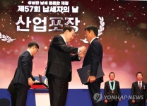 산업포장 수상하는  김영달 (주)일진전자산업 대표이사