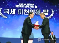 2천억원 고액납세의 탑 수상하는 신우성 금호피앤비화학(주) 대표이사