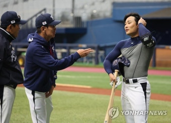 이강철 감독과 대화하는 김하성