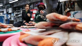 죽도시장 상인과 대화하는 김건희 여사