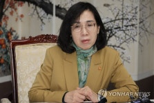 디지털·반도체분야 직업훈련 간담회 하는 김현숙 장관