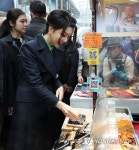 죽도시장 김밥 시식하는 김건희 여사