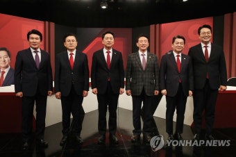 TV토론 기념촬영하는 국민의힘 당대표 후보들