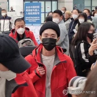 밝은 표정으로 입국한 중국 쇼트트랙 린샤오쥔