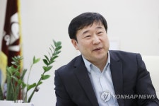 인터뷰하는 이강호 한예종 음악원장