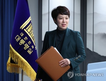 브리핑 단상 향하는 김은혜 홍보수석