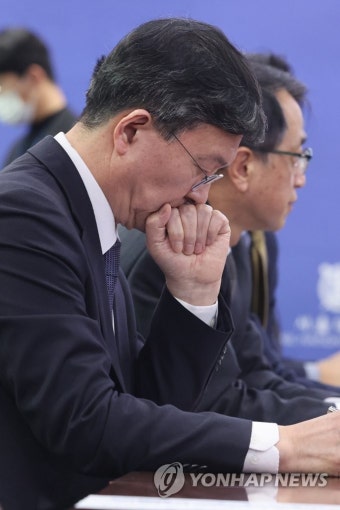 곤혹스러워하는 유홍림 서울대 총장